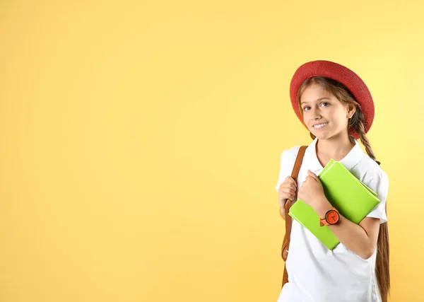 Bella ragazza preadolescente con quaderni sullo sfondo a colori. Spazio per testo — Foto Stock