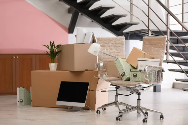 Cajas móviles y muebles en nueva oficina — Foto de Stock