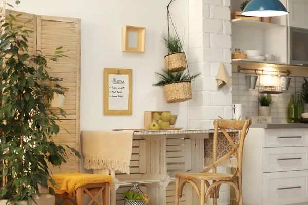 Intérieur de cuisine moderne avec des caisses en bois comme mobilier écologique — Photo