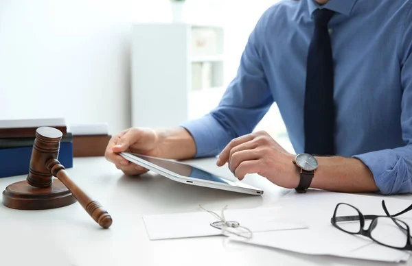 Notar mit Tablet und Richtergabel auf dem Tisch, Nahaufnahme. Konzept Recht und Gerechtigkeit — Stockfoto