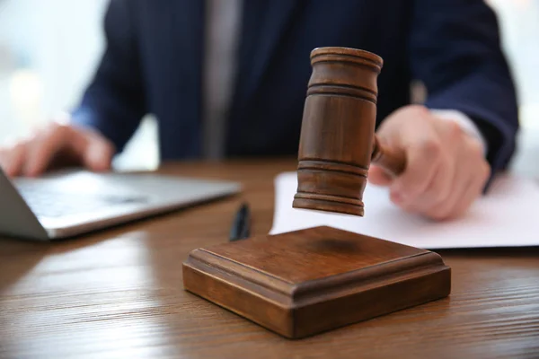 Juez con mazo en la mesa en la sala del tribunal, primer plano. Concepto de derecho y justicia —  Fotos de Stock