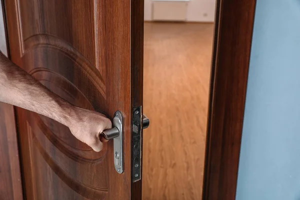 Mann öffnet Tür zu leerem Lichtraum, Nahaufnahme — Stockfoto