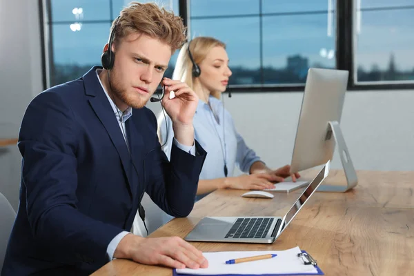 Operador de soporte técnico con colega en oficina moderna — Foto de Stock