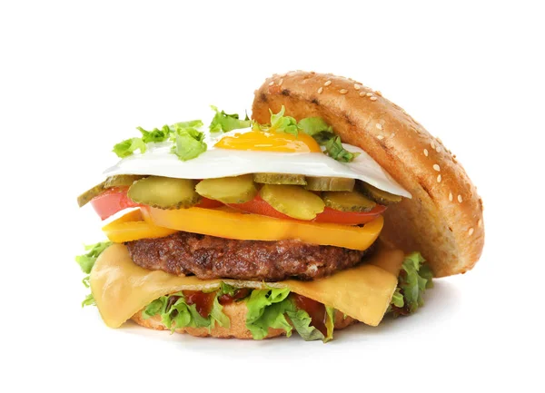 Hamburger gustoso con uovo fritto su sfondo bianco — Foto Stock