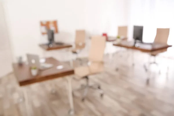 Moderne verlicht fel Bureau met bokeh effect — Stockfoto