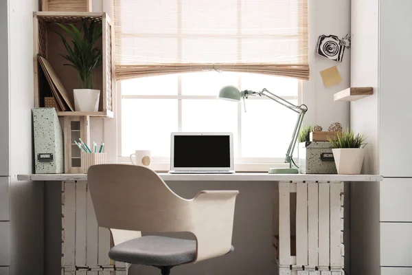 Posto di lavoro domestico moderno con casse di legno. Eco stile interno — Foto Stock