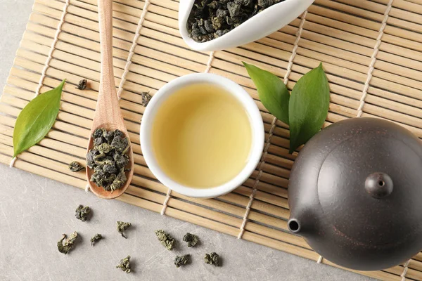 Плоская композиция с чайником и чашкой Tie Guan Yin oolong на столе — стоковое фото