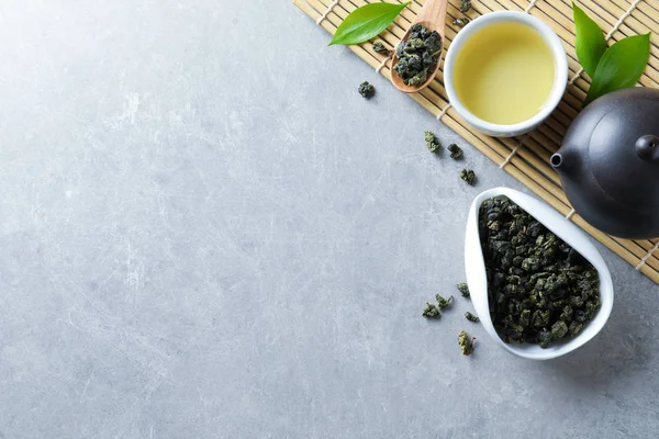 Плоская композиция с чашкой чая Tie Guan Yin oolong и пространством для текста на сером фоне — стоковое фото