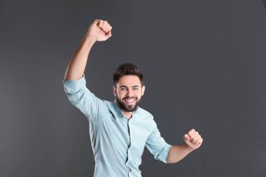 Gri arka plan üzerinde mutlu genç adam portresi. Metin için yer