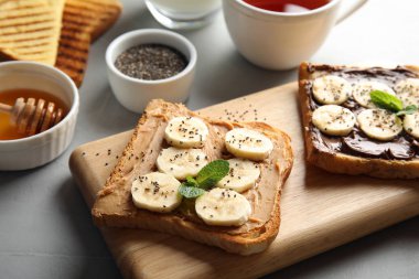 Ahşap tahta üzerinde muz, nane ve chia tohum ile lezzetli tost