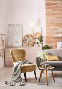 Şık salon iç rahat kanepe ile. Ev dekorasyonu için fikir