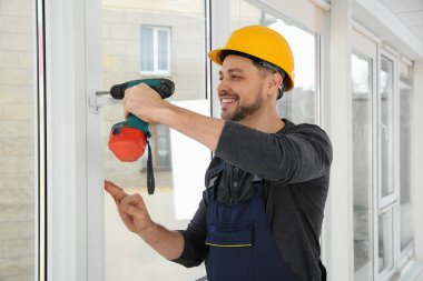 Süre installing pencere kapalı matkap kullanarak inşaat işçisi