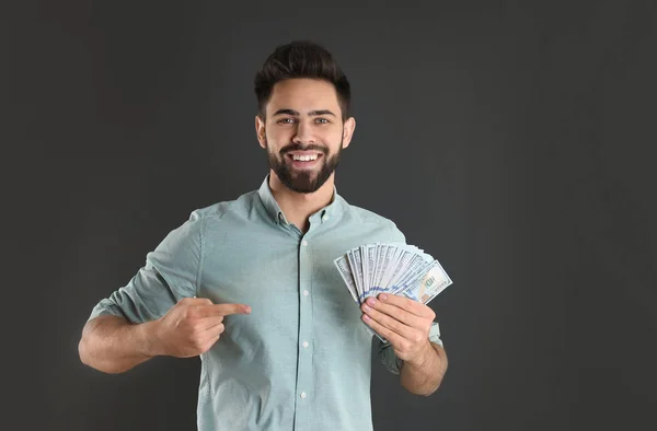 Retrato de un joven feliz con dinero sobre fondo gris. Espacio para texto —  Fotos de Stock