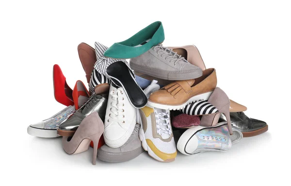 Pile de chaussures féminines sur fond blanc — Photo