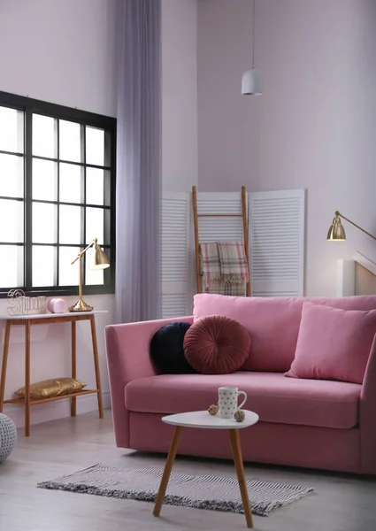 Stylový interiér obývacího pokoje s pohodlnou pohovkou — Stock fotografie