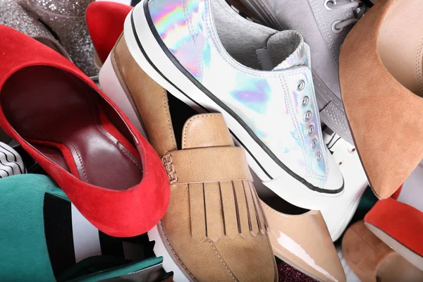 Różne kolorowe buty kobiece jako tło, zbliżenie — Zdjęcie stockowe