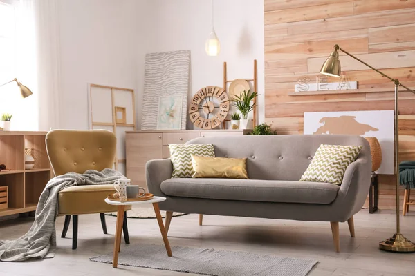 Stylish living room interior with comfortable sofa. Idea for home decor — Stock Photo, Image