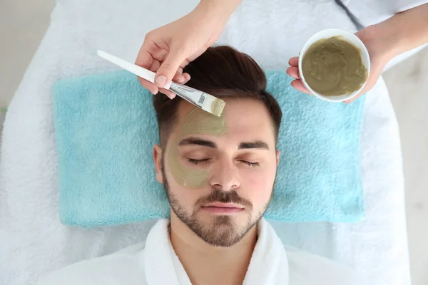 Kosmetolog tillämpa mask på kundens ansikte i spasalong, ovanför vyn — Stockfoto
