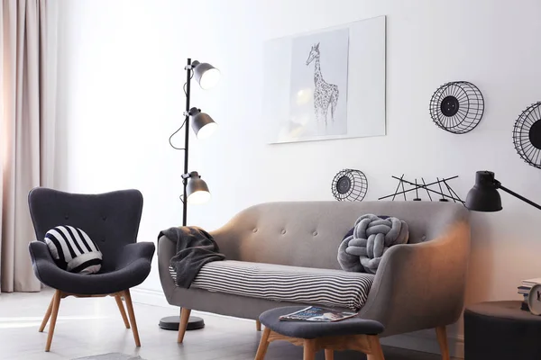 Стильный интерьер гостиной с удобным диваном. Идея для домашнего декора — стоковое фото