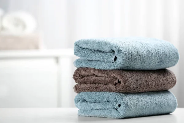 Pila di asciugamani puliti sul tavolo. Spazio per testo — Foto Stock