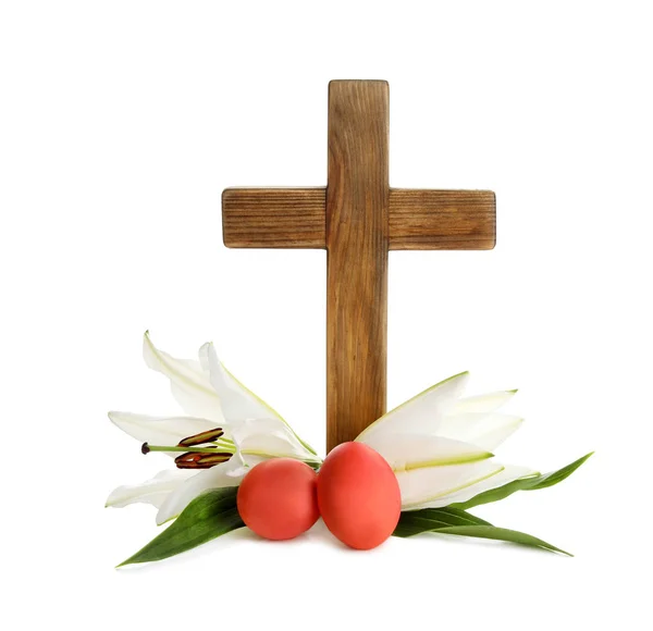 Cruz de madeira, ovos de Páscoa e lírios floridos sobre fundo branco — Fotografia de Stock