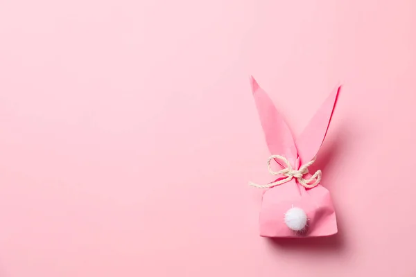 Kreatív húsvéti nyuszi-ajándék táska a színes háttér, szöveg szóközzel felülnézet — Stock Fotó
