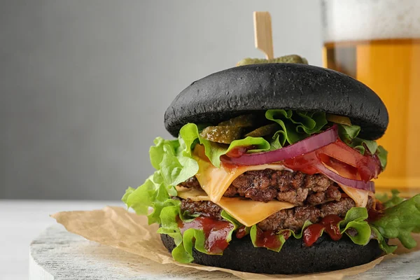 Płyta z czarnych burger i piwo na stole. Miejsca na tekst — Zdjęcie stockowe