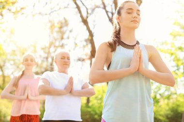 Güneşli, metin için yer park zen yoga uygulamak kadın grubu