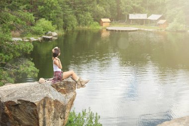 Genç kadın üzerinde kayalık dağ yakın göl, metin için yer. Zen, denge, uyum