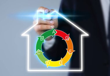 Renk arka plan, closeup sanal simgesini işaret eden işadamı. Enerji verimliliği kavramı