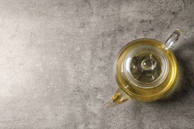 Oolong gri arka planda, üstten görünüm ile cam çaydanlık. Metin için yer
