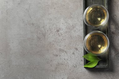 Cam bardak taze demlenmiş oolong çay tablo, üstten görünüm. Metin için yer