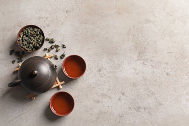 Cups ile düz yatıyordu bileşimi kravat Guan Yin oolong çay ve tablo metin için yer