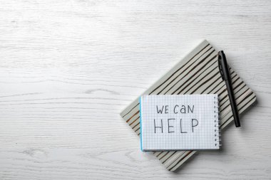 İleti örneği ile kompozisyon yat, biz yardımcı olabilir ve metin için yer Beyaz ahşap arka plan üzerinde ifade