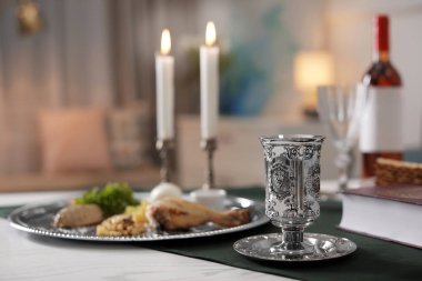 Tablo kapalı Fısıh (Pesach) Seder için görev yaptı.