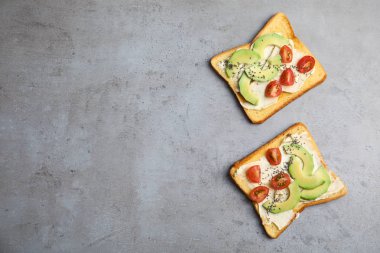 Avokado, domates ve gri arka plan üzerinde chia tohum ile lezzetli tost görünümü top. Metin için yer