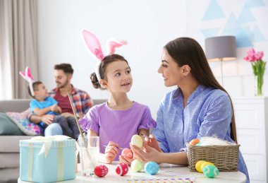 Mutlu aile evde Paskalya tatil hazırlanma