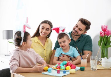 Paskalya yumurtaları evde ile mutlu bir aile. Festival geleneği