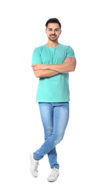 Yakışıklı adam beyaz arka plan üzerinde poz tam uzunlukta portresi