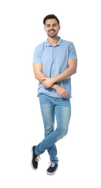 Yakışıklı adam beyaz arka plan üzerinde poz tam uzunlukta portresi