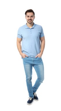 Yakışıklı adam beyaz arka plan üzerinde poz tam uzunlukta portresi