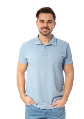 Beyaz arka plan üzerinde poz yakışıklı bir adam portresi