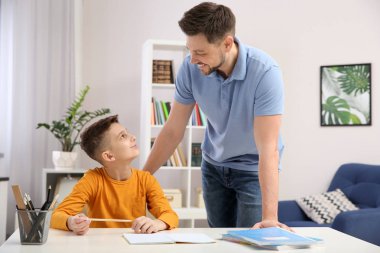 Baba oğlu ile oda ödev yardım