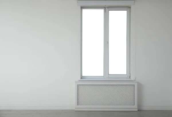 Neues modernes Fenster im hellen leeren Raum. Raum für Text — Stockfoto