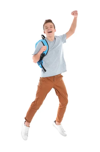 Adolescent heureux garçon en vêtements décontractés sur fond blanc — Photo