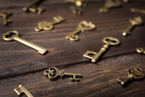 Vieilles clés vintage sur fond bois, gros plan — Photo