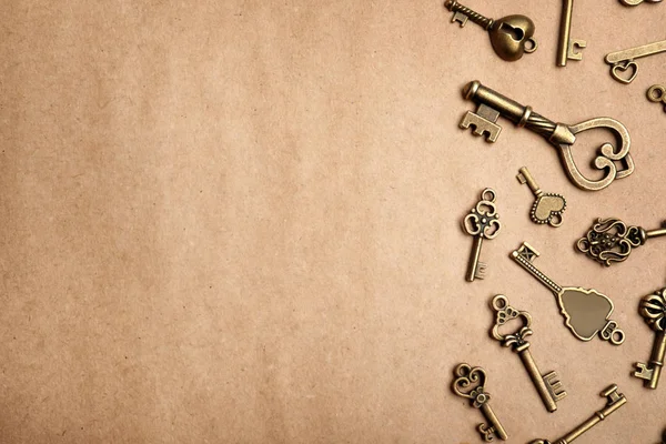 Old vintage keys on craft paper, flat lay. Space for text — Stock Photo, Image