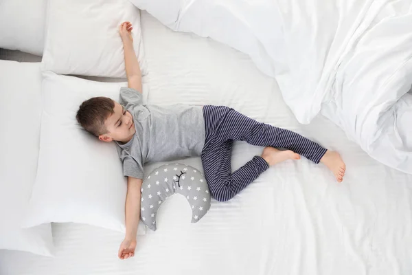 Lindo niño con juguete durmiendo en la cama, por encima de la vista —  Fotos de Stock