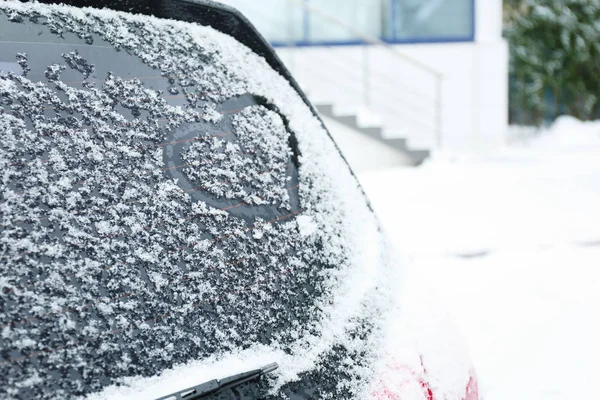 Coração desenhado em carro coberto de neve ao ar livre. Espaço para texto — Fotografia de Stock