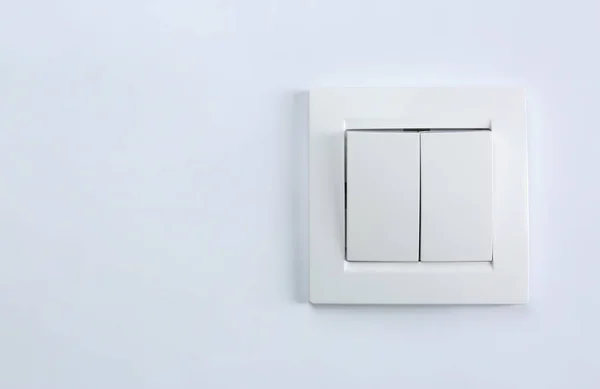 Lichtschalter auf weißem Hintergrund. Elektriker-Ausrüstung — Stockfoto